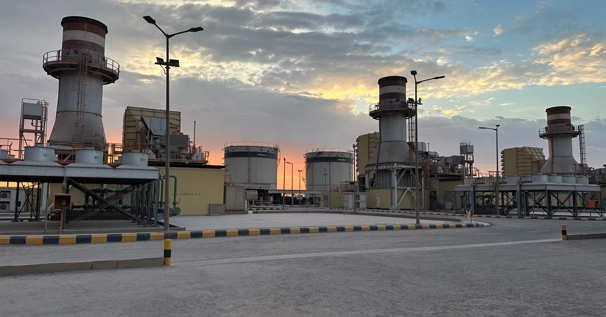 Una vista impresionante de una fábrica industrial durante el amanecer en Arabia Saudita con un cielo colorido.