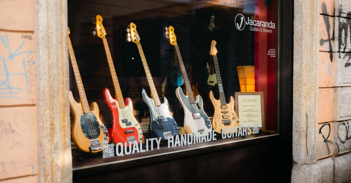 Escaparate que muestra guitarras hechas a mano de calidad en la tienda Jacaranda Guitars & Basses.