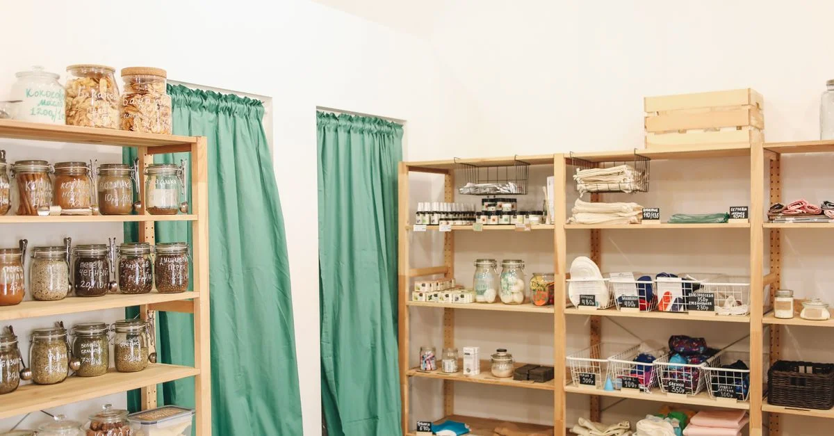 Interior de una tienda ecológica con productos cero residuos y estanterías organizadas.